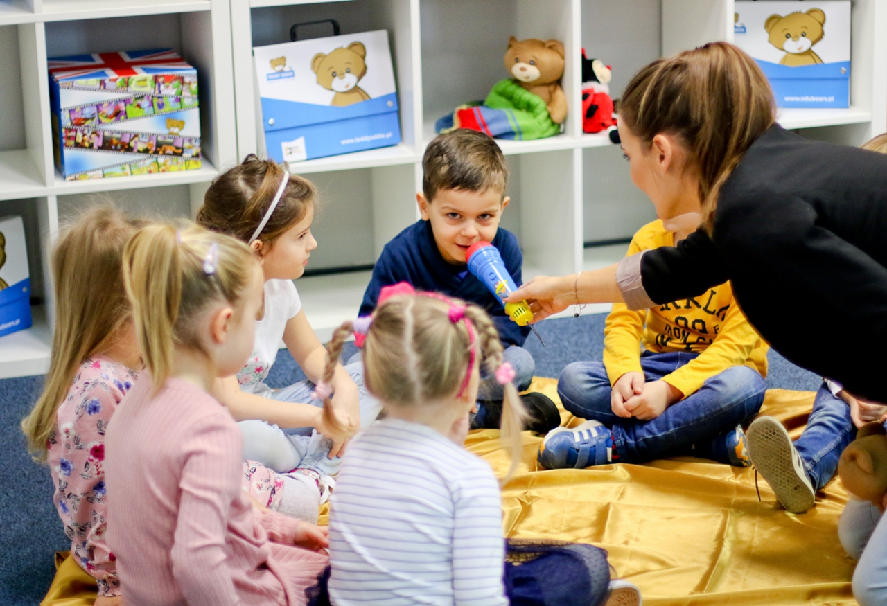 Zabawkowy mikrofon używany podczas zajęć